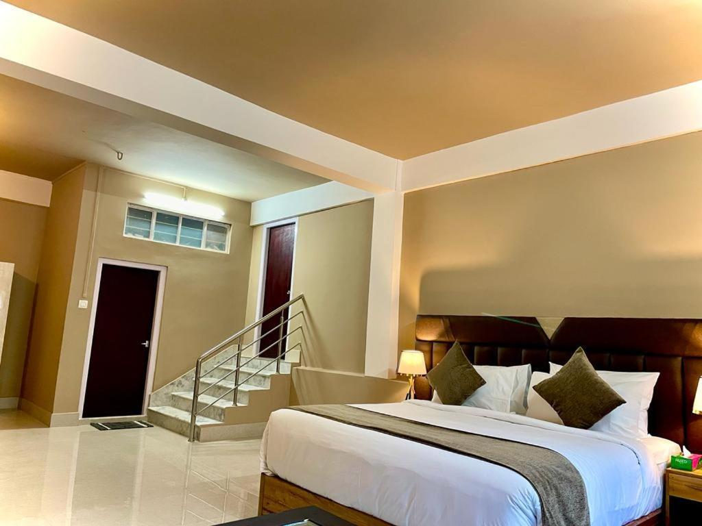 La Colline Resort Kohima Bagian luar foto